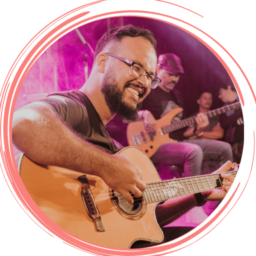 Felipe Figueroa tocando violão
