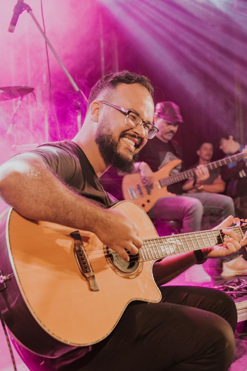 Felipe Figueroa tocando violão